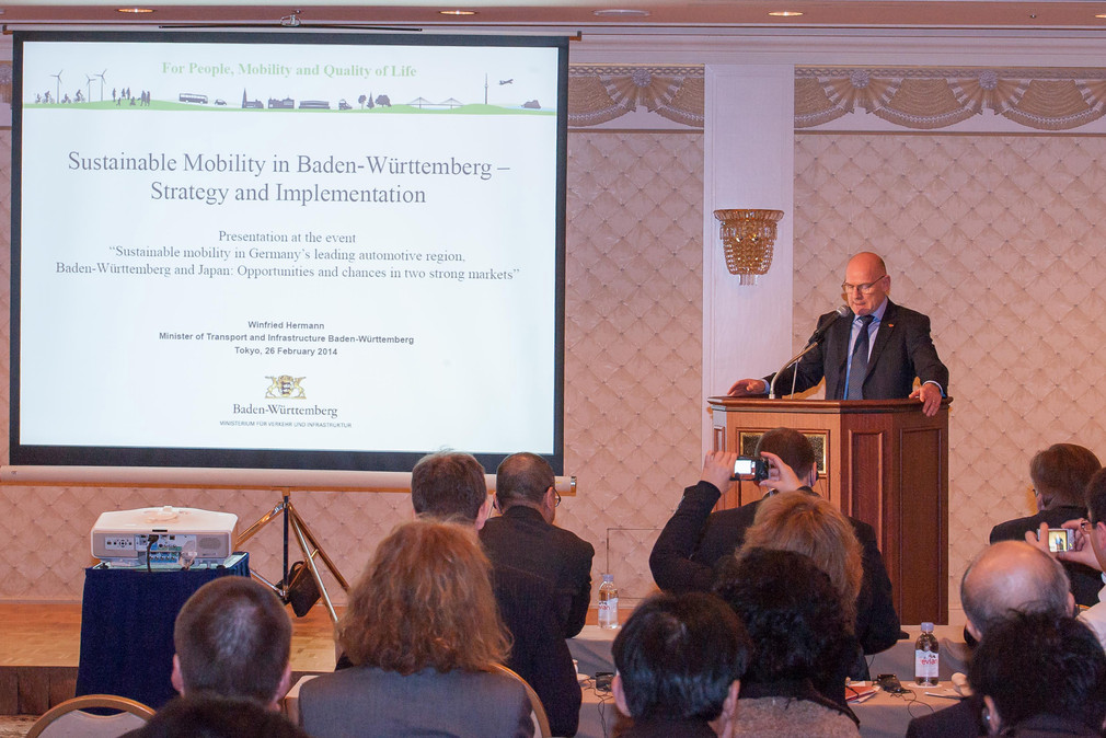 Minister Hermann hält in Tokyo Vortrag über "Nachhaltige Mobilität in Baden-Württemberg" (Bild: Michael Steinebach)