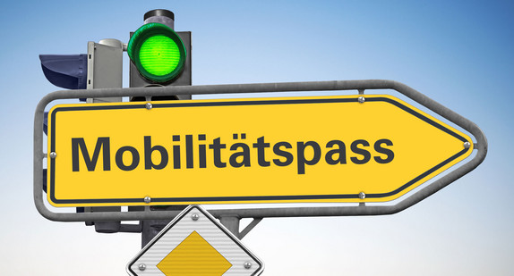Ein Verkehrsschild mit dem Namen Mobilitätspass beschriftet.